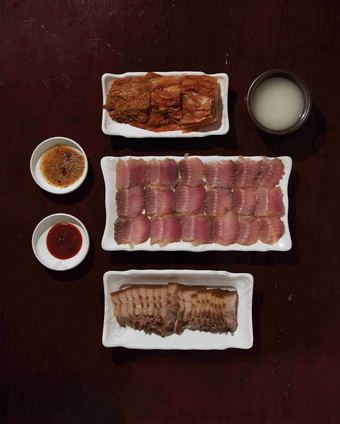 <strong>韩式</strong>泡菜手切肉家庭套餐摄影图