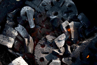 烧烤中的黑炭燃烧细节摄影图