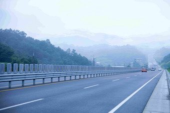 Gyeongsangbukdo高速公路交通黎明