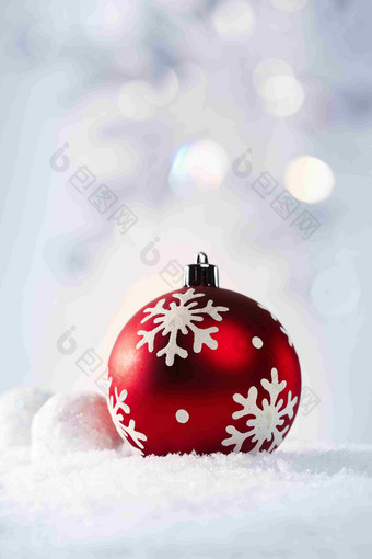 圣诞节雪球装饰礼物摆件静物摄影图