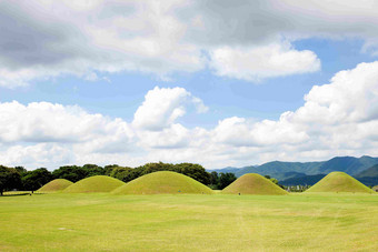 庆州春季历史公园草地墓地风景摄影图