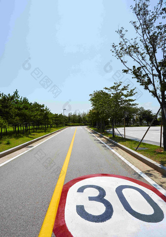 韩国限速30公路晴天<strong>道路</strong>实景摄影图