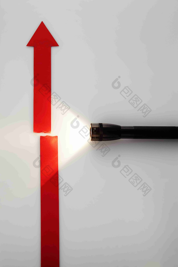 五金手电筒照光红色箭头概念摄影图