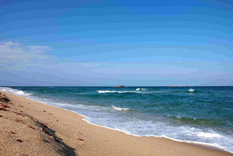 阵阵海水涌向岸边海滩及白色浪花