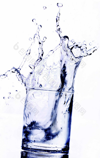 <strong>喷溅</strong>出来的水玻璃杯场景摄影图