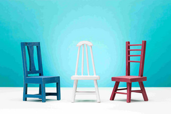 家具红白蓝工艺创意椅子场景摄影图