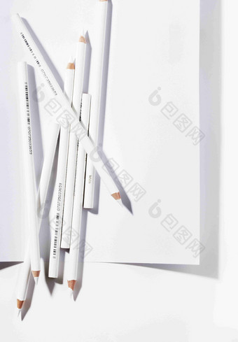 白色的铅笔文具白纸场景摄影图