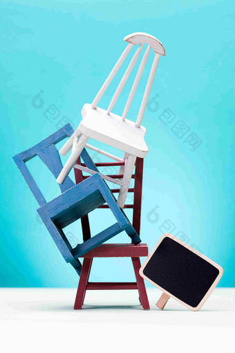 堆砌的木头艺术椅子场景摄影图