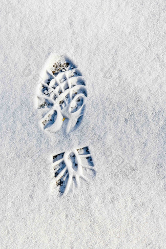 冬天户外雪地上的一个脚印足迹元素摄影