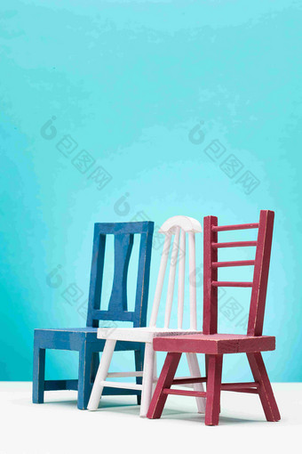 红白蓝家具<strong>木头</strong>椅子场景摄影图