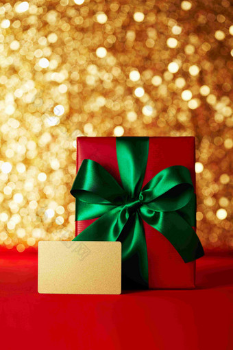 黄金卡圣诞红色礼物盒绿色丝带静物