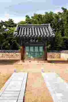 神社古朴建筑门口景观摄影图