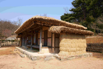 韩国山地一间小茅草屋