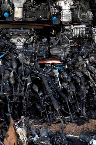 废车场金属汽车零件回收细节摄影图