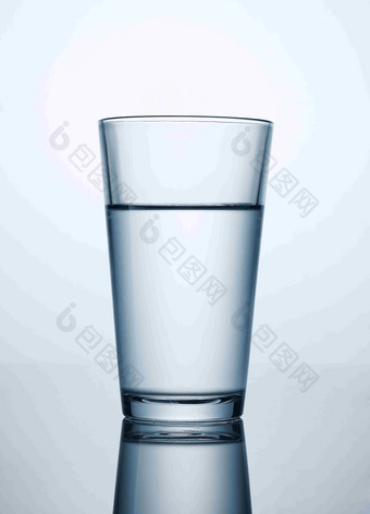 清水玻璃杯透明水杯摆拍摄影图