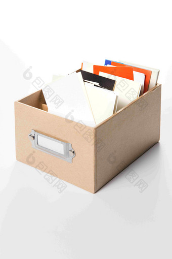 一只装着文档资料的硬纸箱