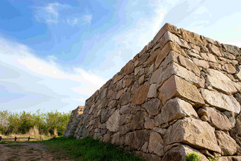 石头堆砌的日本堡垒古老的建筑遗址
