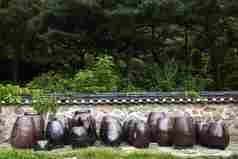 韩国林间院落里的大缸酱缸陶罐景观摄影图