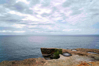 阴天海湾岩石天空风景摄影图