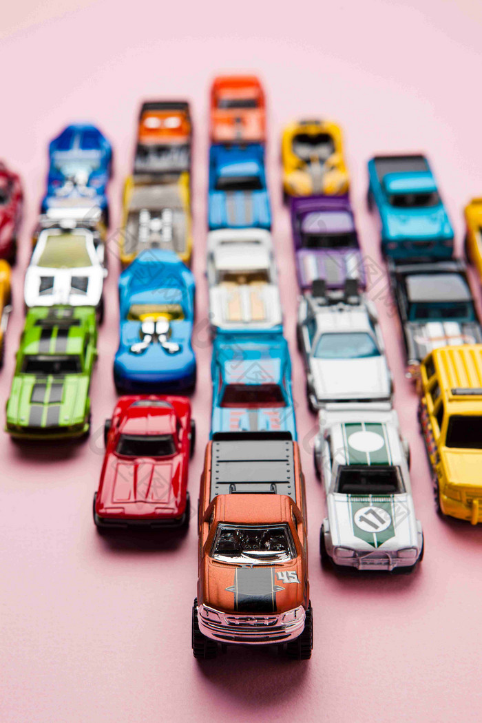 交通很多微型小车模型摄影图