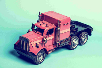 行李卡车红色模型玩具静物摄影图