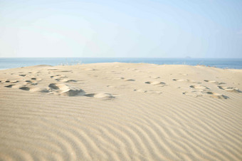 沿海沙子沙滩洗澡旅游胜地风景摄影图