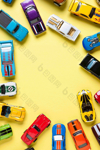 黄色背景汽车模型摄影图