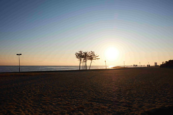 早晨太阳升起温和照亮<strong>海面</strong>沙滩