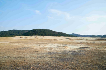沿海戈壁滩无人区远处绿洲景观摄影图
