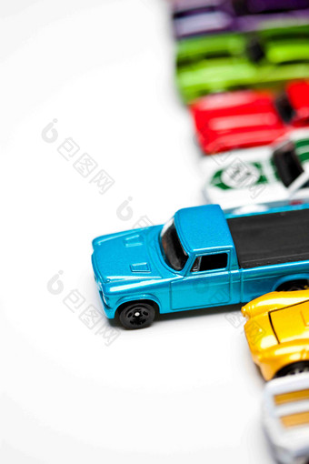 蓝色<strong>卡车模型</strong>玩具场景摄影图