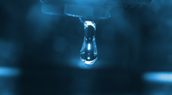 蓝色透明水滴摄影图
