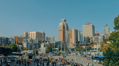 贵阳城市早高峰十字路口人流延时摄影