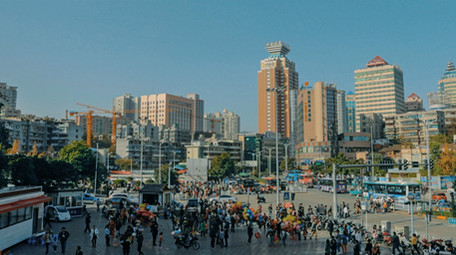 贵阳城市早高峰十字路口人流延时摄影