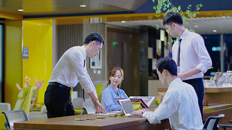 商务办公室气质男女开会讨论实拍