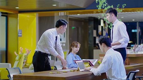 商务办公室气质男女开会讨论实拍