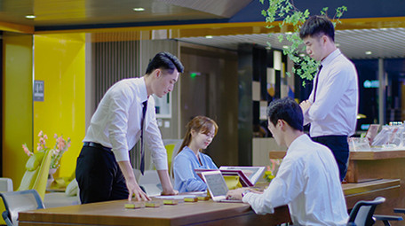 商务办公室气质男女开会讨论实拍