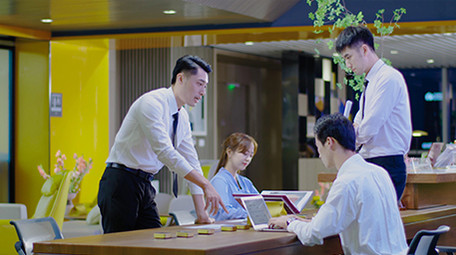 商务办公室气质男女开会讨论实拍