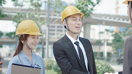 商务衬衫男女交流微笑工地实拍