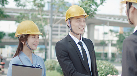 商务衬衫男女交流微笑工地实拍