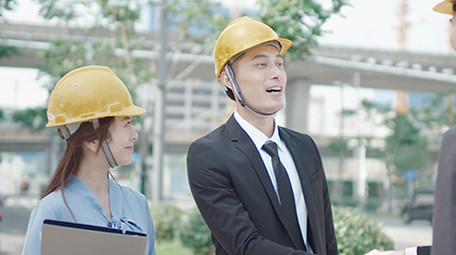 商务衬衫男女交流微笑工地实拍