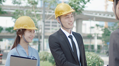 商务衬衫男女交流微笑工地实拍