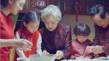 4k春节爷爷奶奶教孙子孙女包饺子