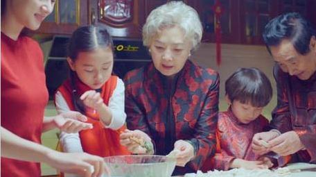 4k春节爷爷奶奶教孙子孙女包饺子