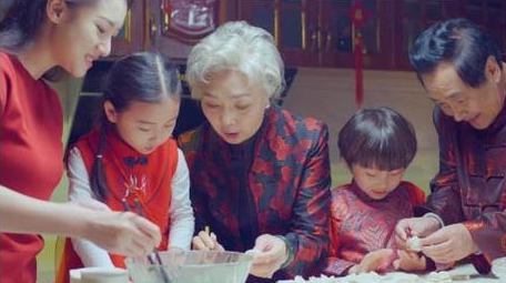 4k春节爷爷奶奶教孙子孙女包饺子