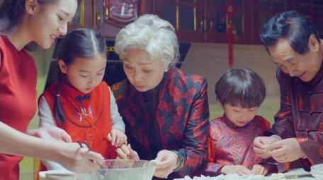 4k春节爷爷奶奶教孙子孙女包饺子