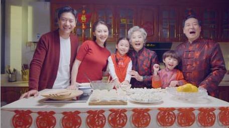 4k温馨快乐的一家人微笑实拍