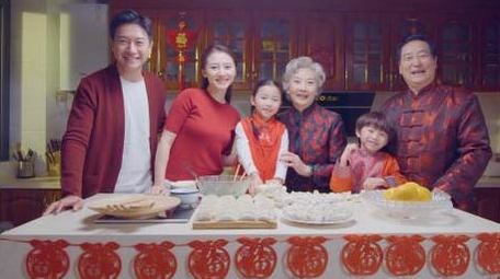 4k温馨快乐的一家人微笑实拍