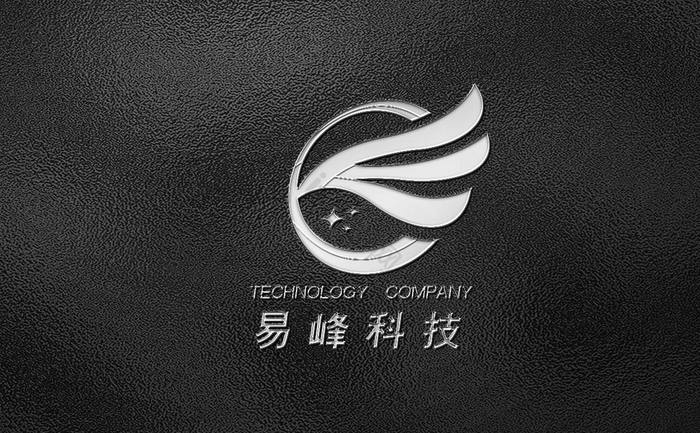 上的银色金属logo