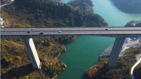 4K航拍中国西部山区高速公路汽车行驶