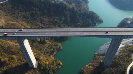 4K航拍中国西部山区高速公路汽车行驶